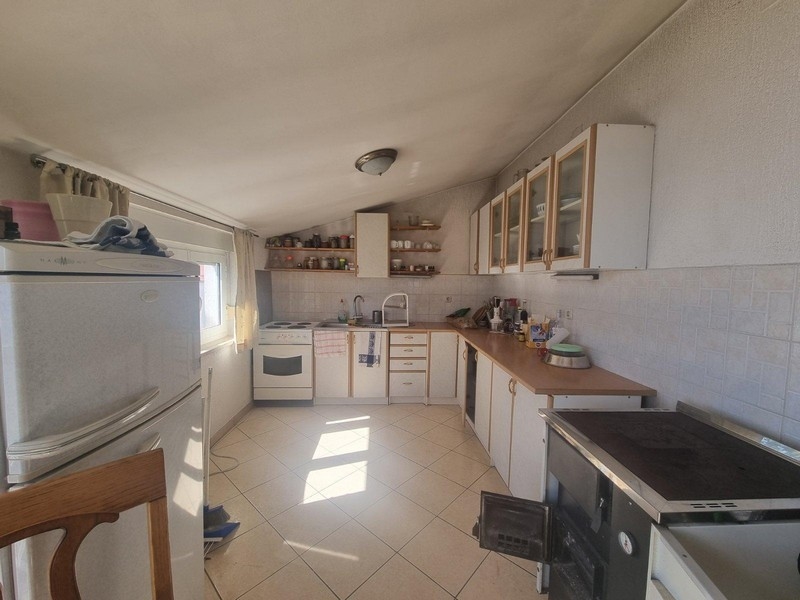 Kuchyň a jídelna v apartmánu A2799, Chorvatsko.