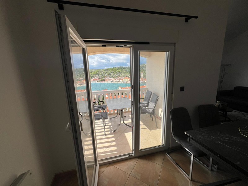 Pohled na prostornou a krytou terasu bytu A2803.