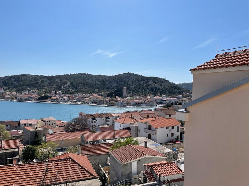 Výhled z objektu A2803 na Tisno a moře.