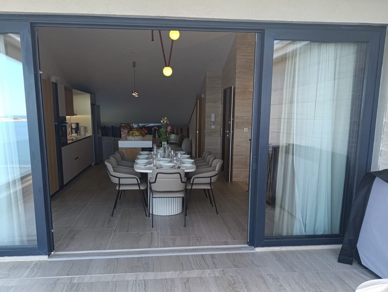 Pohled na moderní terasu a moře v Chorvatsku - Panorama Scouting.