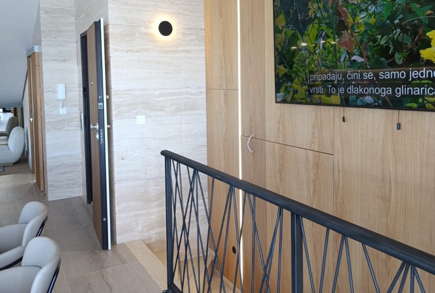 Terasa a výhled do interiéru.