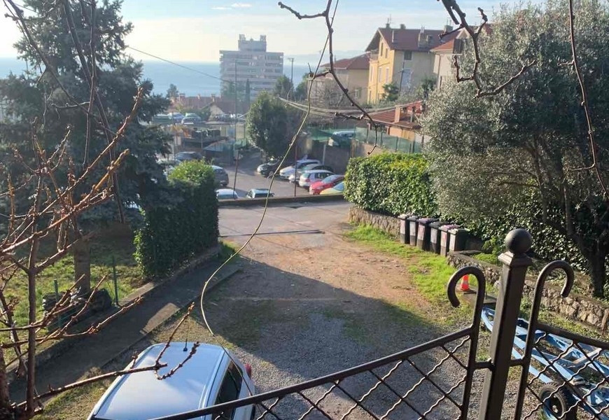 Pohled do venkovního prostoru a parkovacích míst.