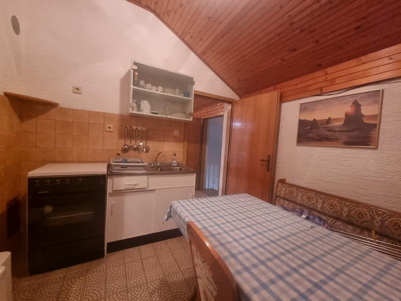 Pohled na funkční kuchyni.