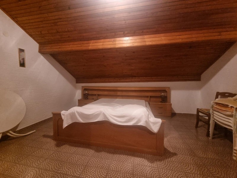 Útulná manželská postel v podkroví objektu A2817.