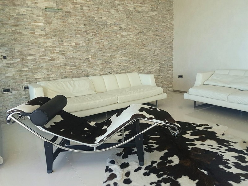 Zařízený obývací prostor.