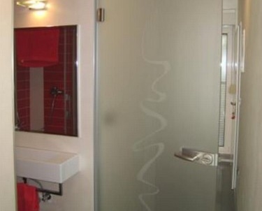 Prosklené dveře do koupelny.