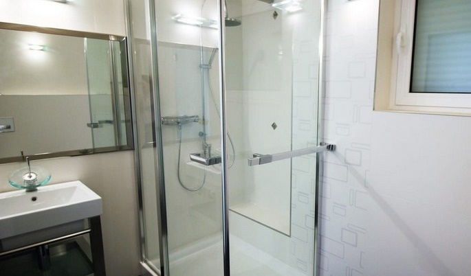 Pohodlná koupelna se sprchovým koutem.