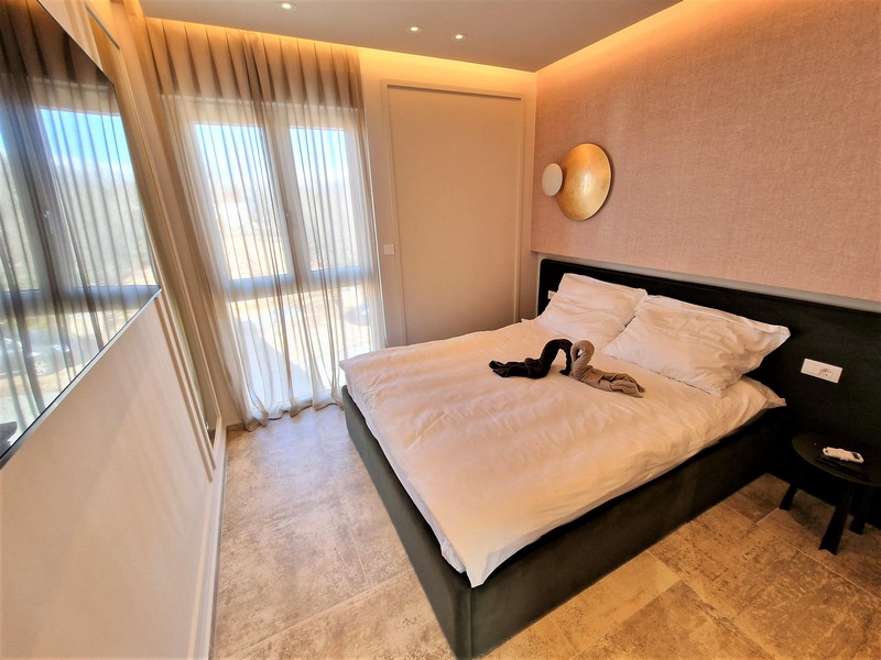 Manželská postel v ložnici.