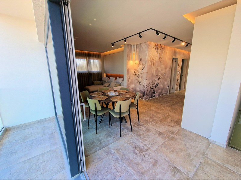 Obývací pokoj s vysokými okny.