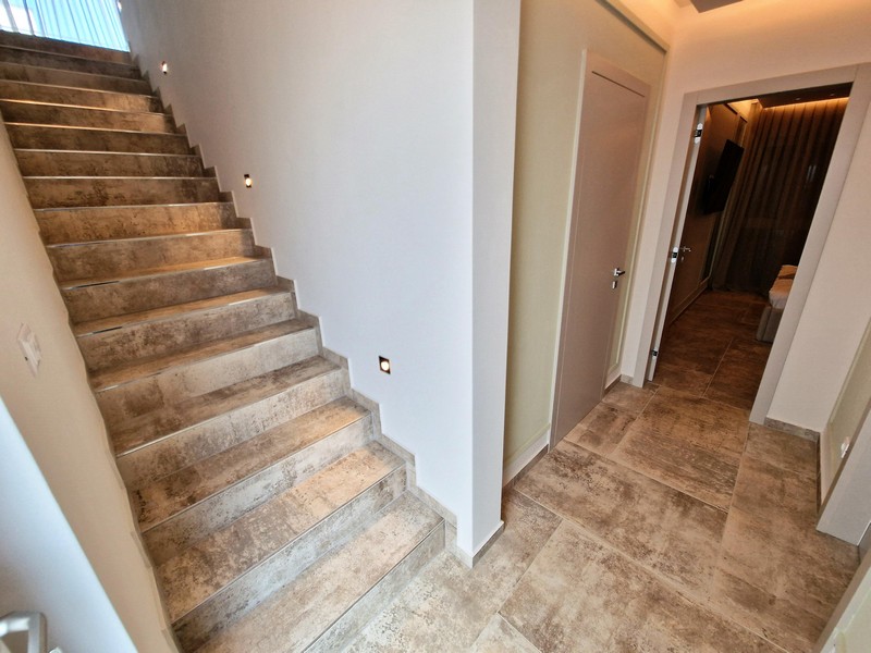 Jídelna a výhled do obývací části.