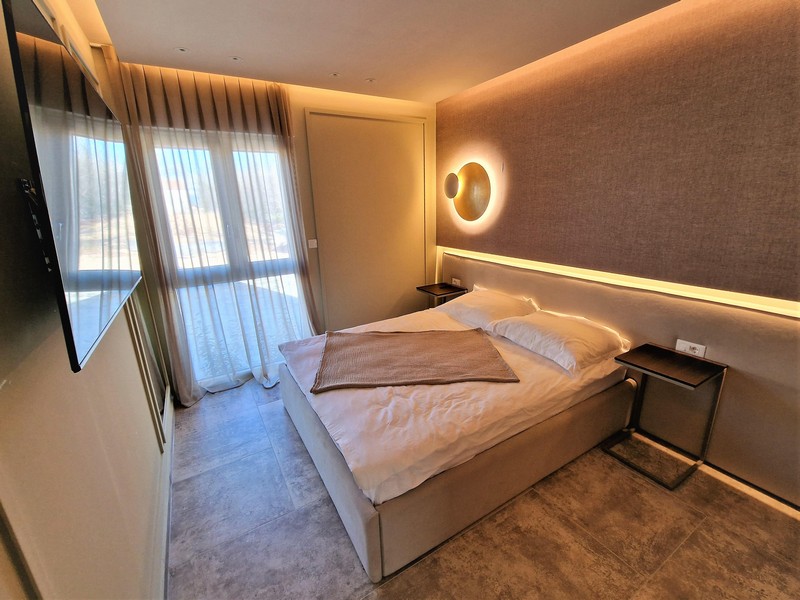 Vnitřní schody, které vedou do horního patra.