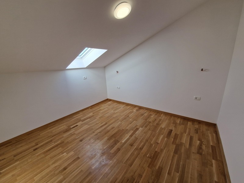 Ložnice s parketami.