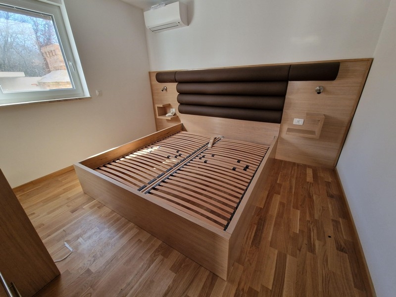 Ložnice s manželskou postelí.