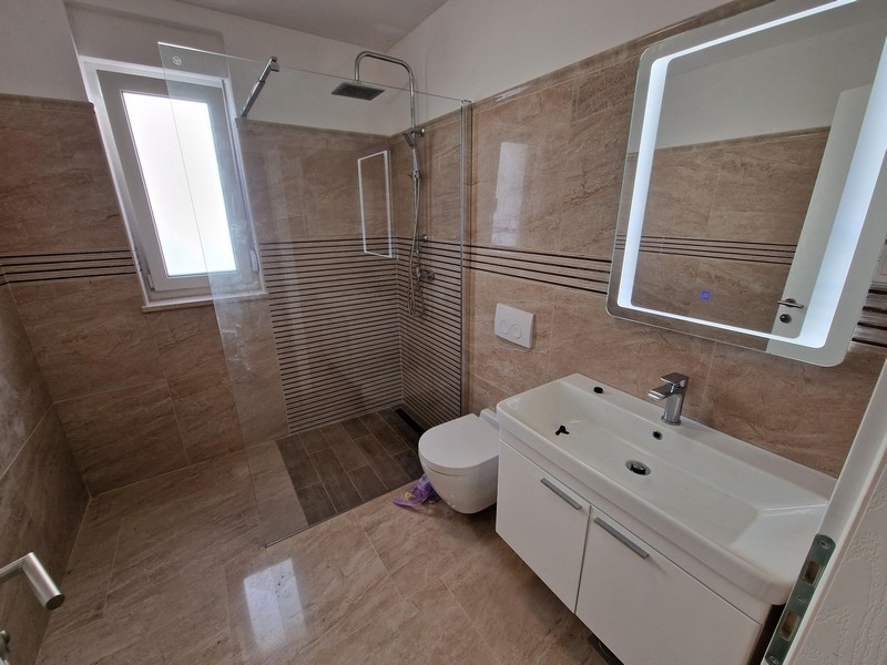 Koupelna se sprchovým koutem.