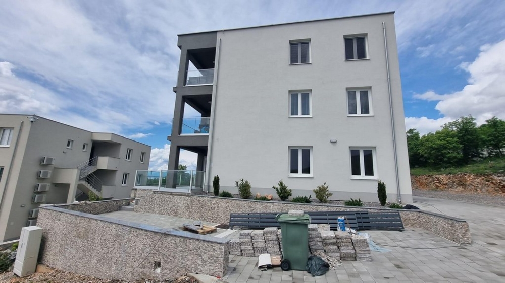 Boční pohled na budovu s celkem šesti byty.