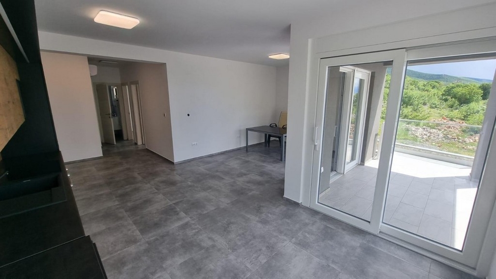 Obývací pokoj a vstup na terasu.