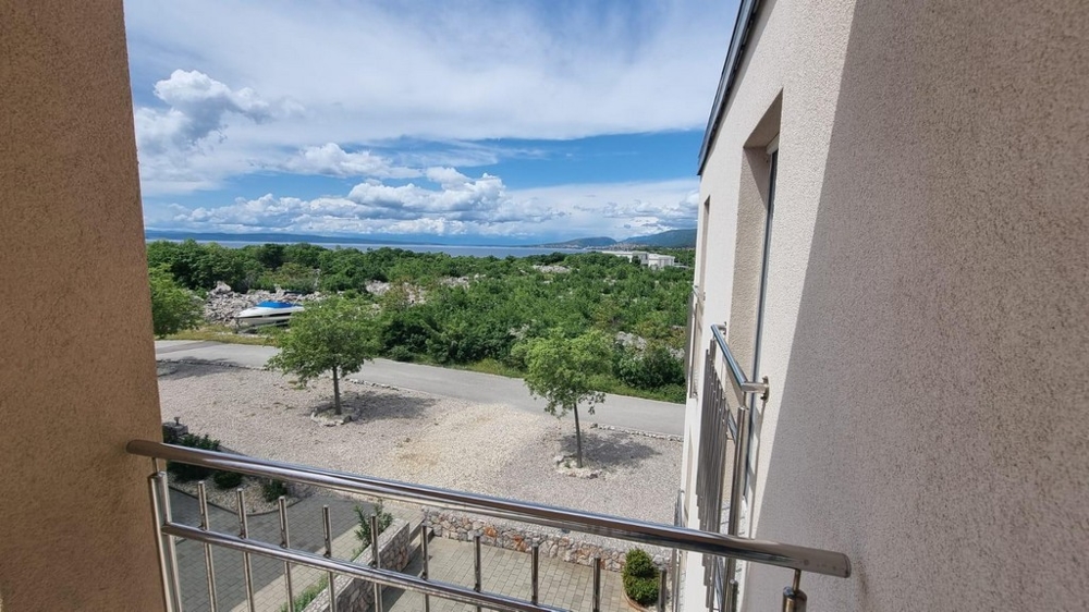 Výhled na moře z apartmánu A2849, který je na prodej v Chorvatsku v blízkosti moře.