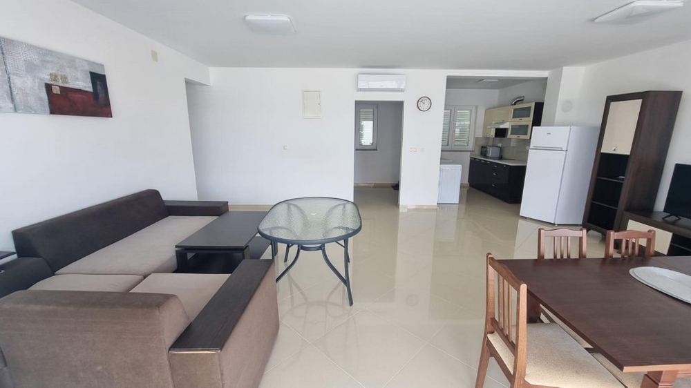 Klimatizovaný obývací pokoj s nábytkem (částečně).