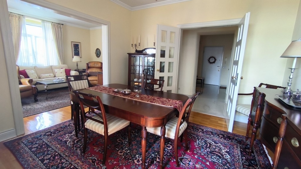 Obývací a jídelní kout v tradičním stylu s vysoce kvalitním nábytkem v zámeckém stylu.