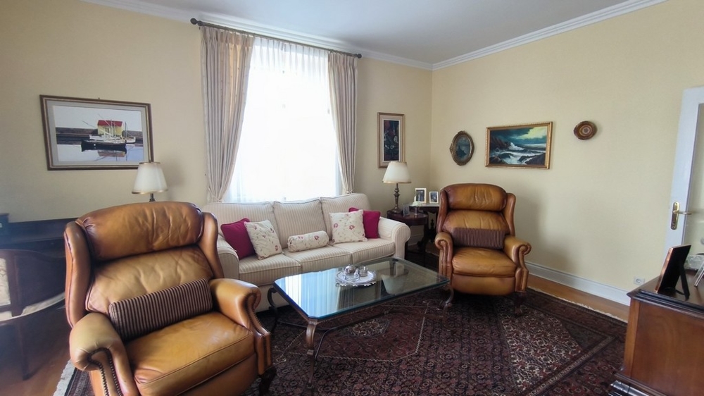 Obývací pokoj s vysoce kvalitním nábytkem.