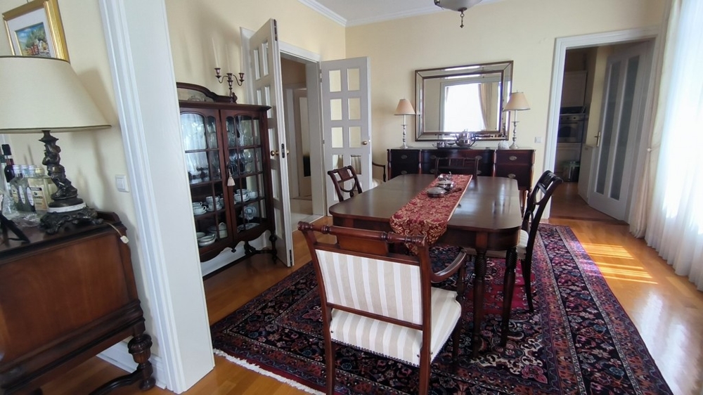 Jídelní stůl apartmánu A2860 v Zadaru, Chorvatsko.