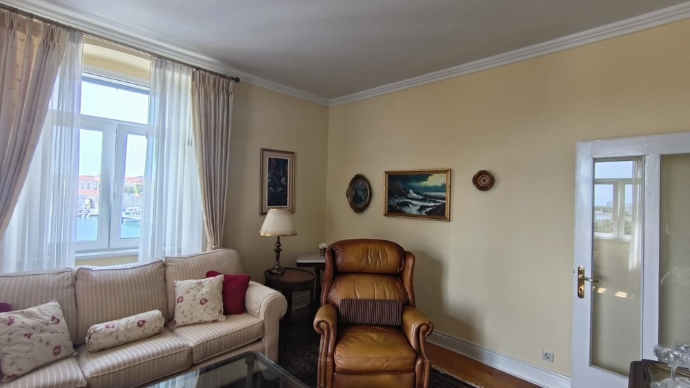 Obývací pokoj ve stylu panského sídla.