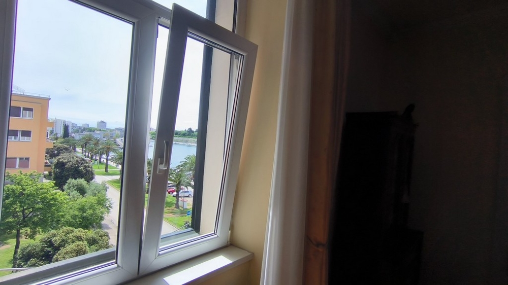 Boční výhled na moře a promenádu ​​v Zadaru, Dalmácie.