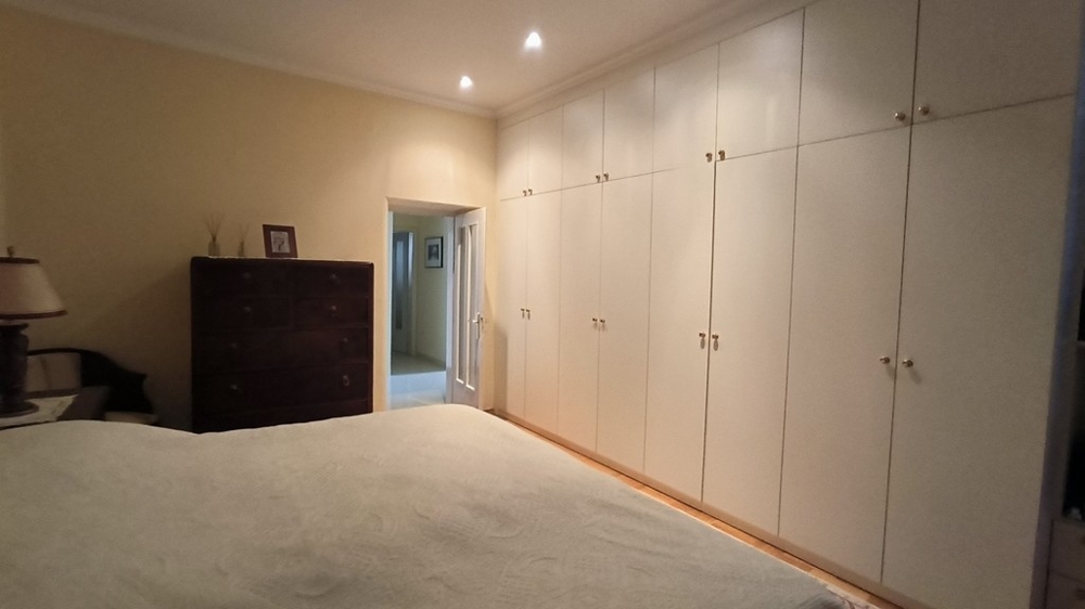 Ložnice s vestavěnými skříněmi.