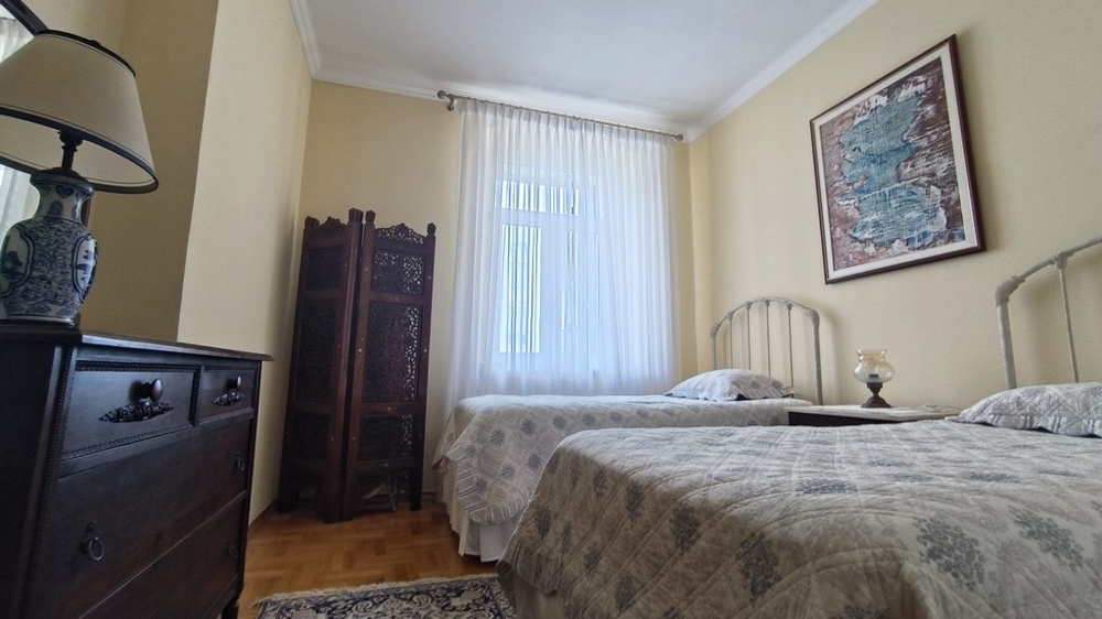 Ložnice se dvěma menšími samostatnými lůžky.