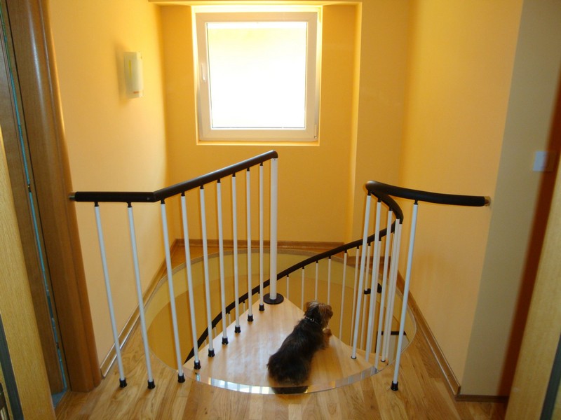 Obě podlaží spojují vnitřní schodiště.