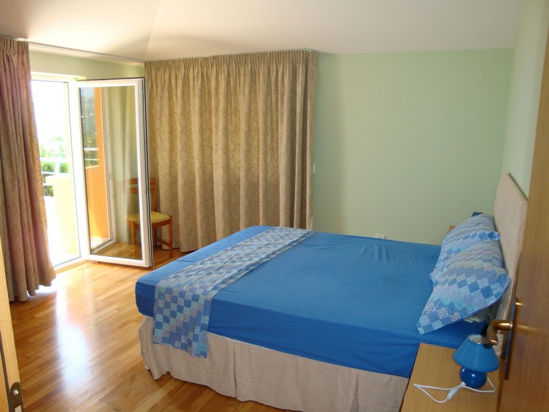 Druhá ložnice se vstupem na terasu.