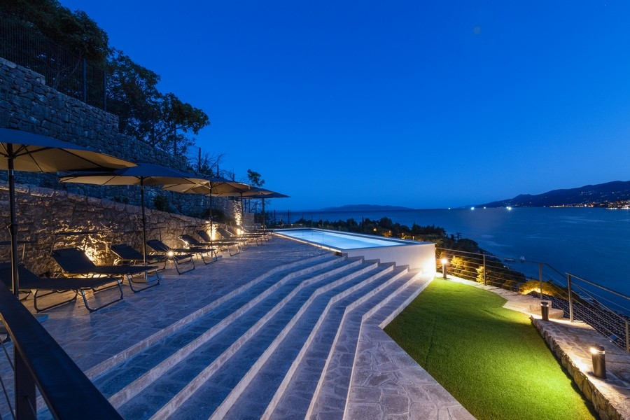 Apartmán s prostorem na opalování a bazénem u moře