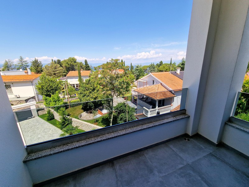 Výhled na moře z terasy.