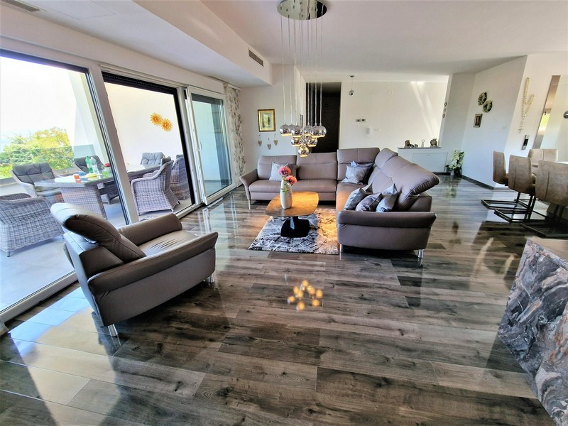 Obývací pokoj s vysoce kvalitním nábytkem a výhledem na moře.