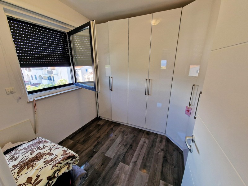 Ložnice s vestavěnými skříněmi.