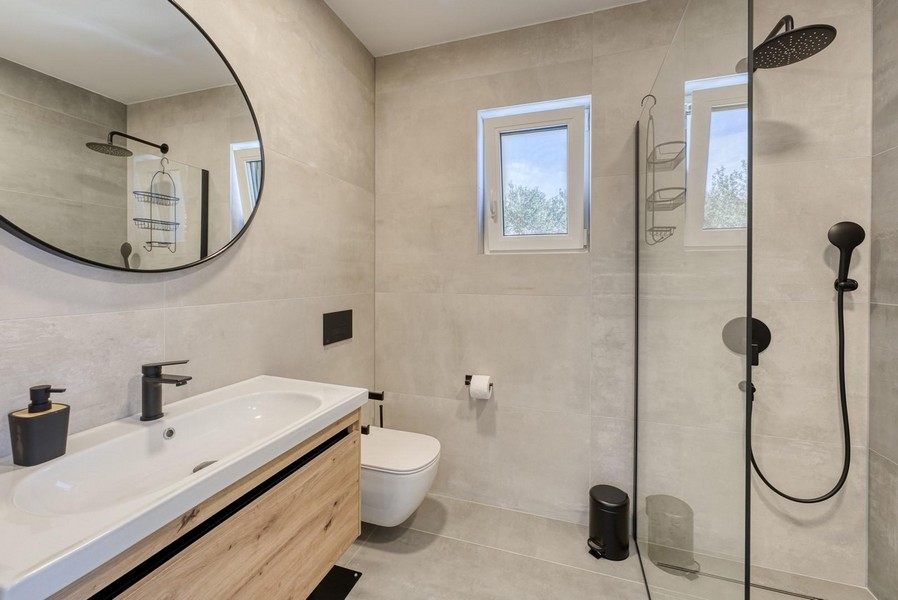 Koupelna se sprchovým koutem.