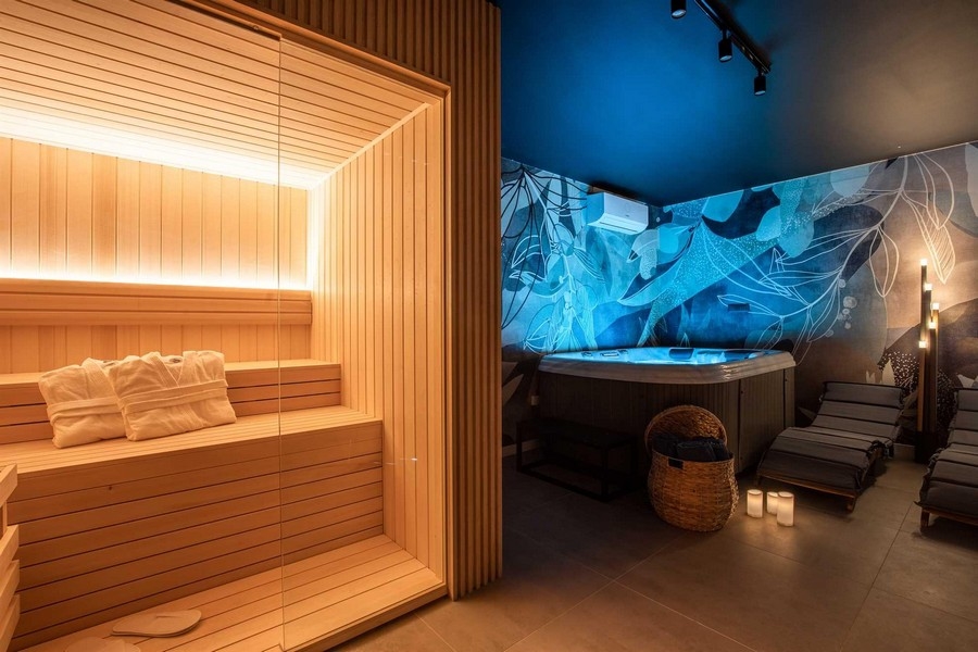 Wellness zóna se saunou a vířivkou.