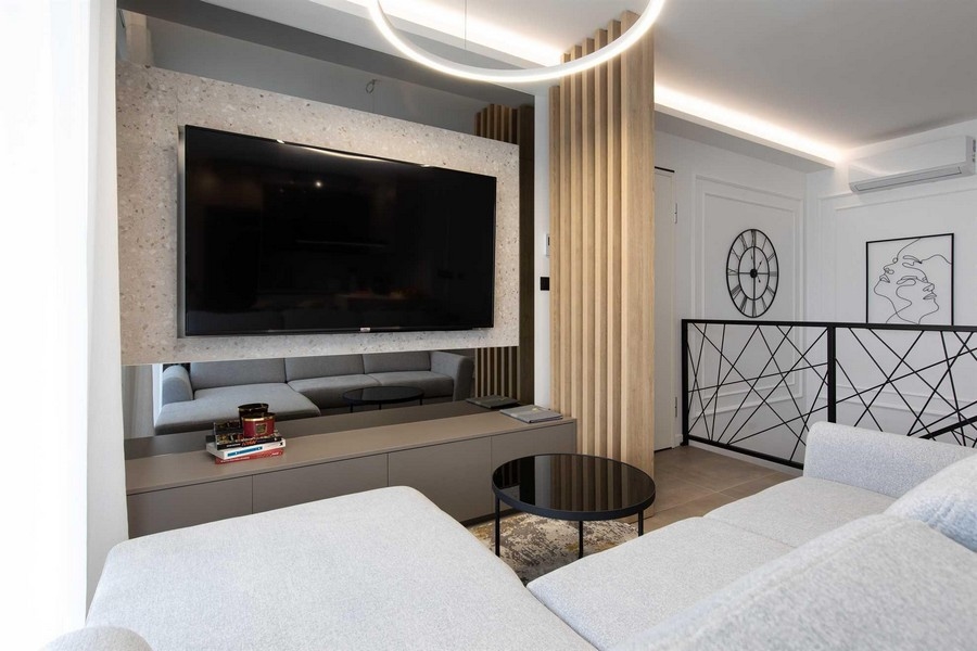 Obývací pokoj s velkou TV v objektu.