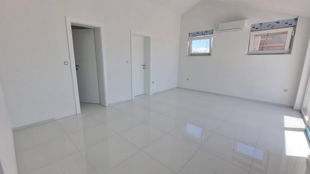 Světlý obývací prostor.