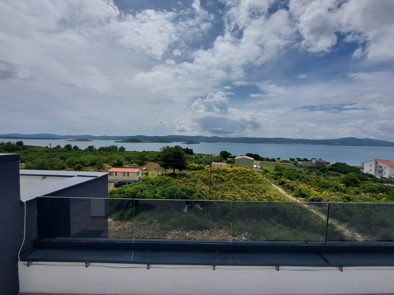 Plně vybavená kuchyň s oknem