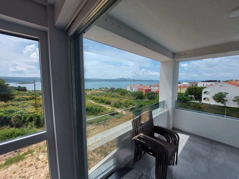 Světlý a otevřený obývací a jídelní kout