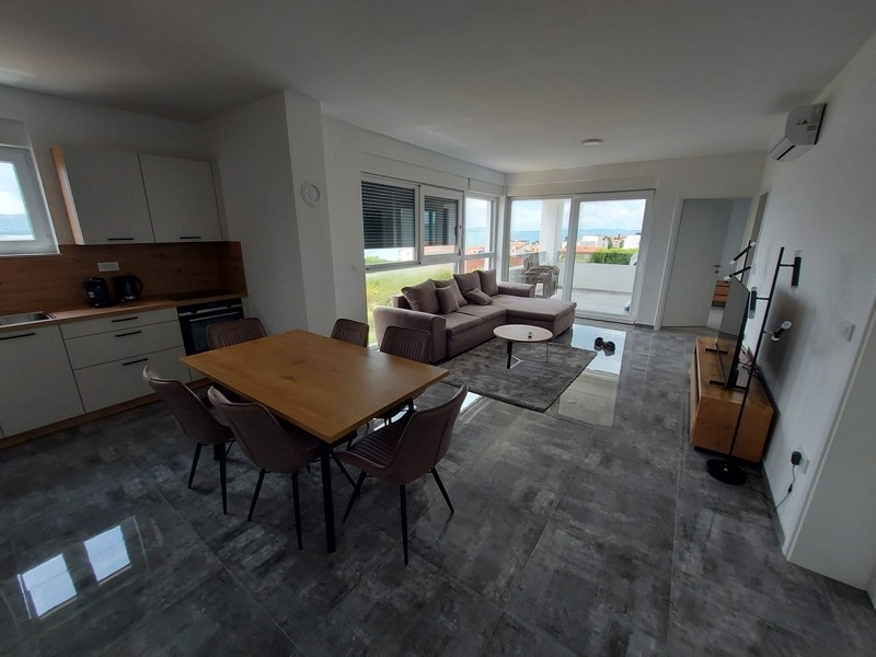 Obývací pokoj se vstupem na střešní terasu