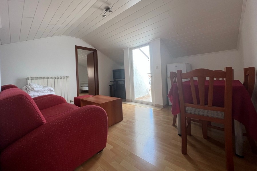 Obývací pokoj s výhledem na terasu.