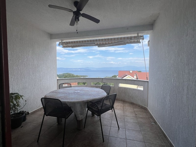 Krytý a větru chráněný balkon s výhledem na moře na ostrově Krk v Chorvatsku - Panorama Scouting Real Estate.