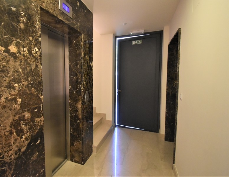 Schodiště s velmi moderním výtahem