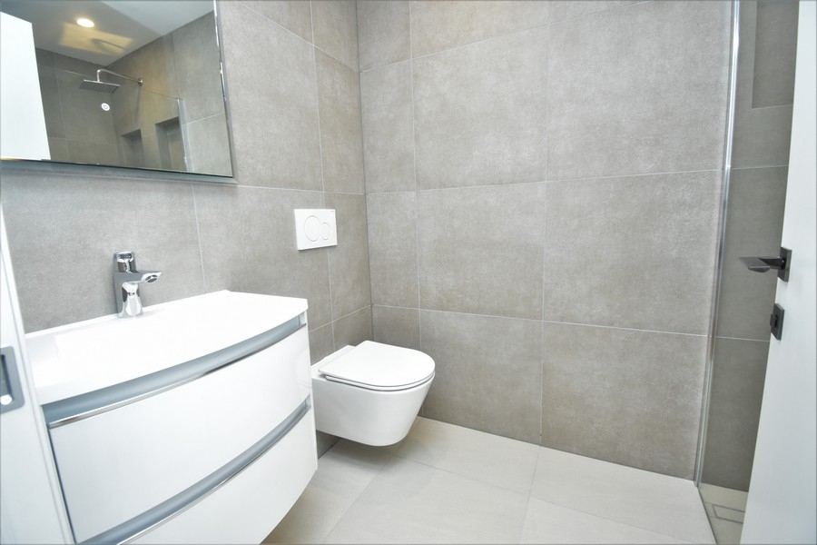 Moderní koupelna s velkým sprchovým koutem