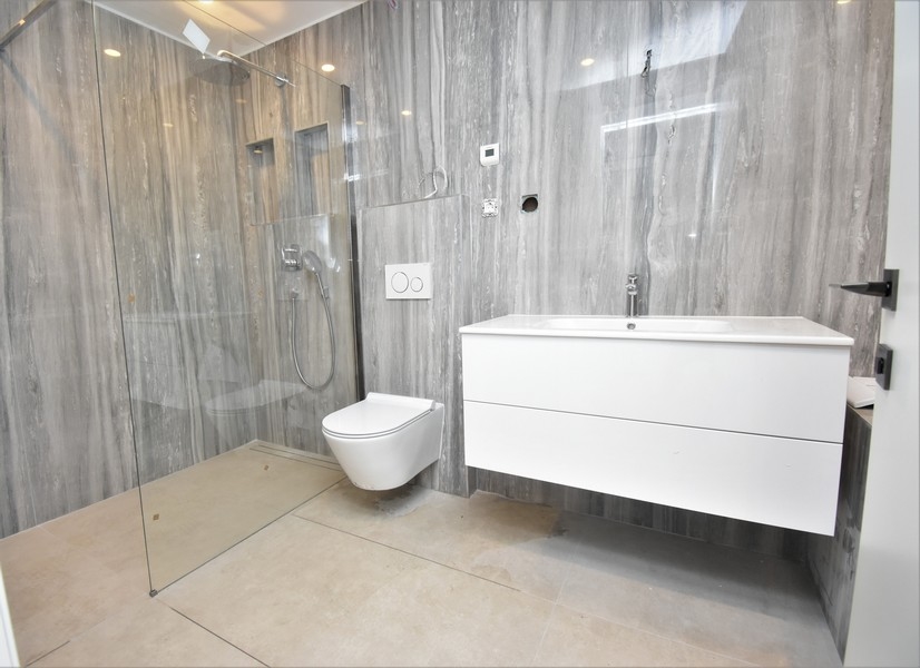 Vysoce kvalitní koupelna se sprchovým koutem.