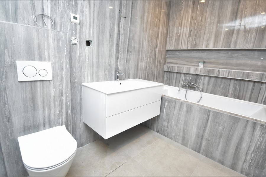 Toaleta v koupelně.