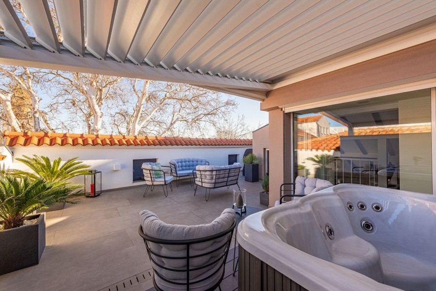 Střešní terasa s vířivkou