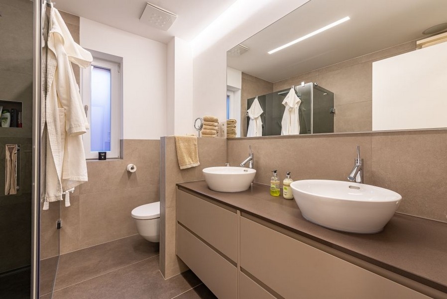 Velká koupelna s dešťovou sprchou a oknem